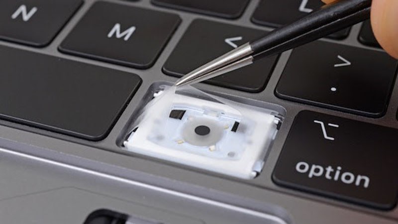Macbook Pro 2018 - bàn phím êm hơn, nâng cấp hơn nhờ màn mỏng Silicon Macbook Pro 2018 sẽ sử dụng bàn phím được nâng cấp mà Apple gọi là thế hệ thứ 3 của cấu trúc bàn phím butterfly và được trang bị màn bảo vệ mỏng bằng silicon giúp ngăn ngừa bàn phím tiếp xúc với bụi bẩn.