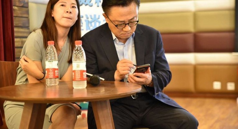 Ô kìa! CEO Samsung đang dùng Galaxy Note 9 Ô kìa! CEO Samsung đang dùng Galaxy Note 9