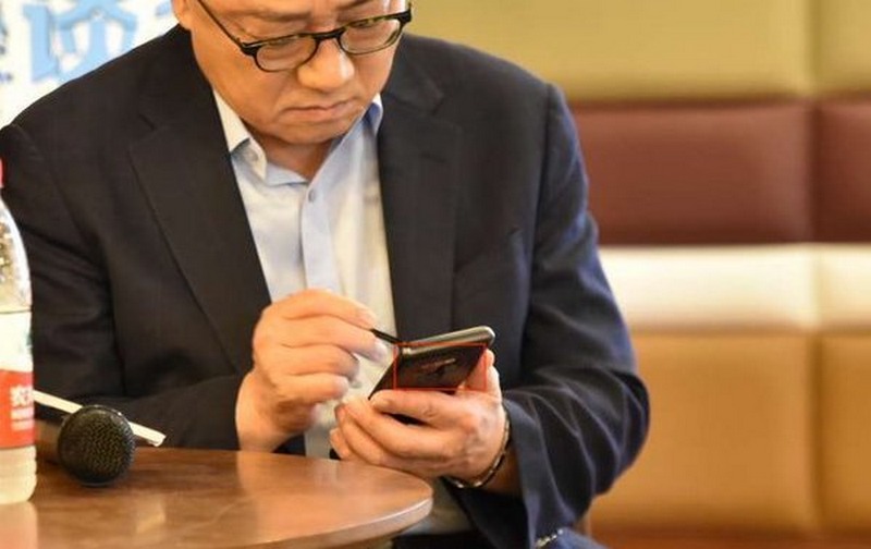 Ô kìa! CEO Samsung đang dùng Galaxy Note 9 Ô kìa! CEO Samsung đang dùng Galaxy Note 9