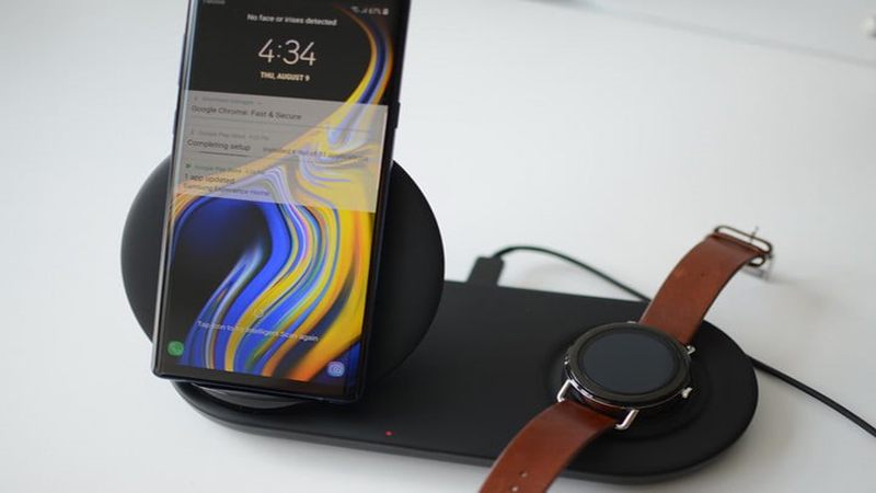 Sạc không dây kép - phụ kiện sạc tiện lợi mới từ Samsung Wireless Charger Duo - Bộ sạc không dây kép mới nhất của Samsung là một trong những phụ kiện rất đáng chú ý vì có khả năng hỗ trợ sạc hai thiết bị cùng một lúc đã được Samsung công bố tại sự kiện Galaxy Unpacked.