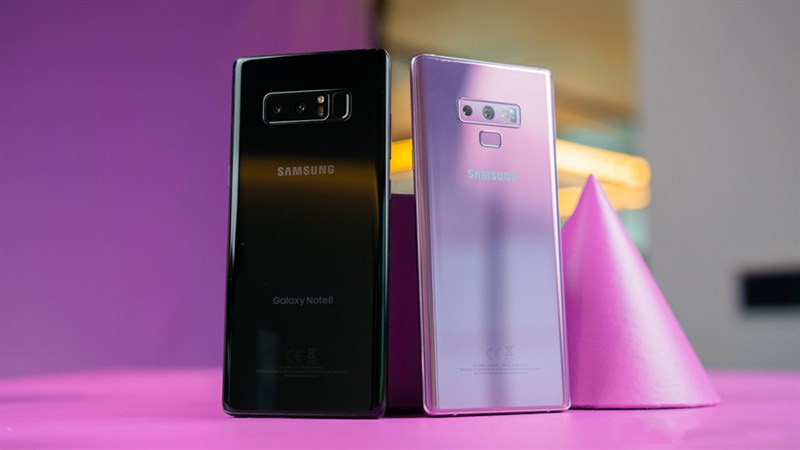 Galaxy Note 8 đọ dáng với Galaxy Note 9 (phải)