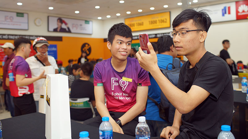 OPPO F9, Thế Giới Di Động tất bật chuẩn bị giao hàng OPPO F9, Thế Giới Di Động tất bật chuẩn bị giao hàng