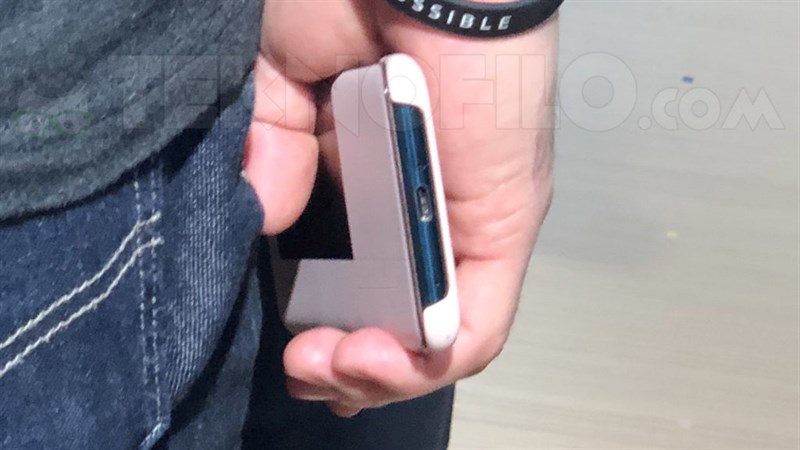 Đáy máy có cổng USB-C Đáy máy có cổng USB-C