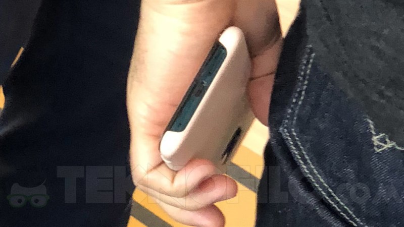 Đáy máy có cổng USB-C Đáy máy có cổng USB-C