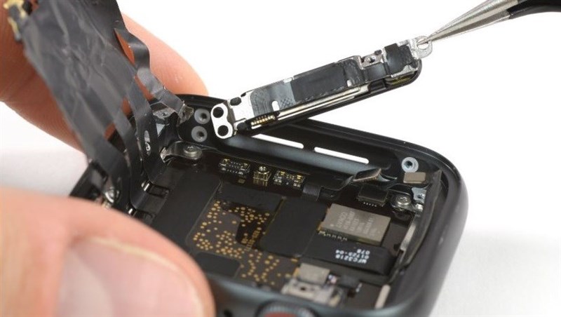 Apple Watch Series 4 lên bàn mổ: Pin lớn hơn, sắp xếp tinh tế hơn Apple Watch Series 4 lên bàn mổ: Pin lớn hơn, sắp xếp tinh tế hơn