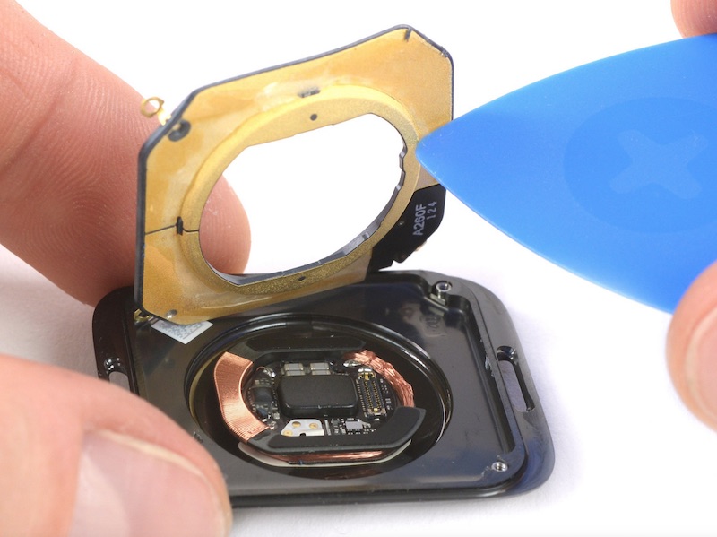 Apple Watch Series 4 lên bàn mổ: Pin lớn hơn, sắp xếp tinh tế hơn Apple Watch Series 4 lên bàn mổ: Pin lớn hơn, sắp xếp tinh tế hơn