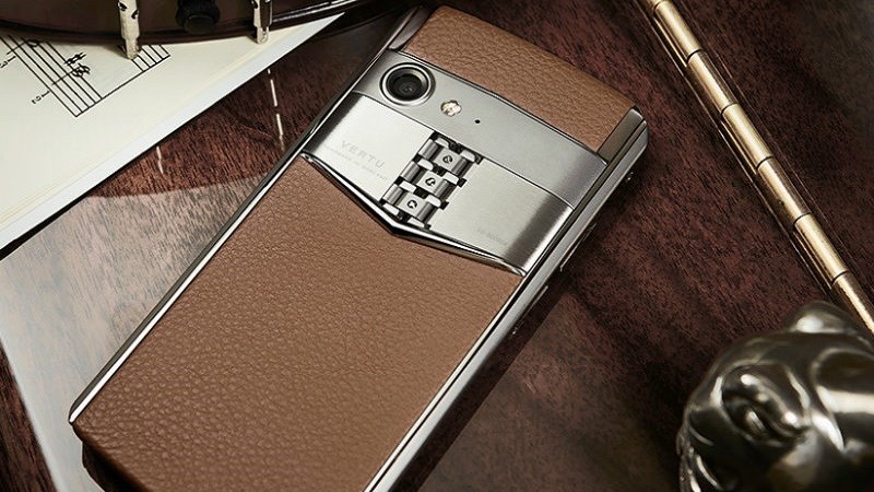 Vertu Aster P ra mắt: Lưng da cá sấu, màn Sapphire, giá từ 120 triệu