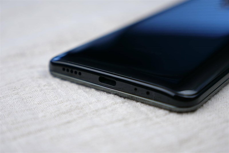 Trên tay Lenovo Z5 Pro: Màn hình trượt, vân tay dưới màn hình, 4 camera Trên tay Lenovo Z5 Pro: Màn hình trượt, vân tay dưới màn hình, 4 camera