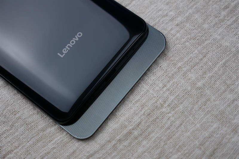 Trên tay Lenovo Z5 Pro: Màn hình trượt, vân tay dưới màn hình, 4 camera Trên tay Lenovo Z5 Pro: Màn hình trượt, vân tay dưới màn hình, 4 camera