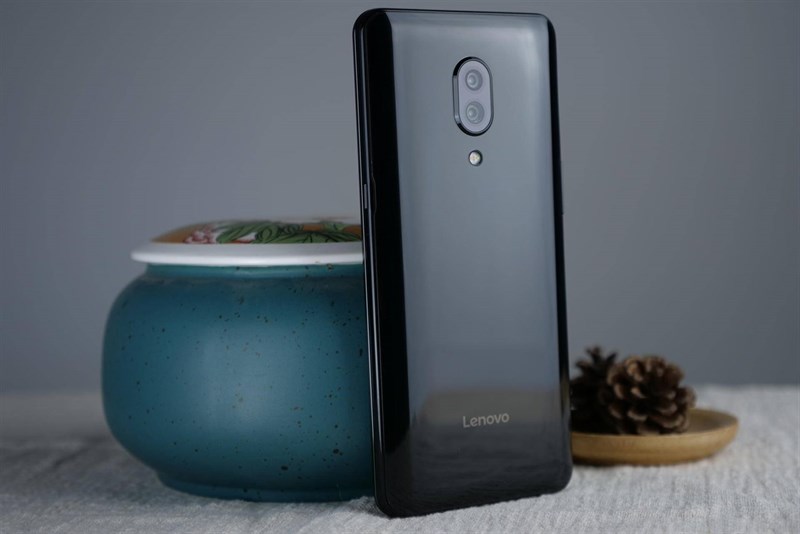 Trên tay Lenovo Z5 Pro: Màn hình trượt, vân tay dưới màn hình, 4 camera Trên tay Lenovo Z5 Pro: Màn hình trượt, vân tay dưới màn hình, 4 camera