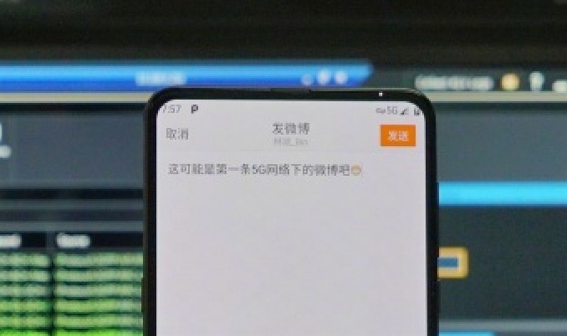 Khi phóng to hình ảnh lên, chúng ta sẽ thấy logo 5G hiển thị ở góc trên bên phải màn hình của Xiaomi Mi MIX 3