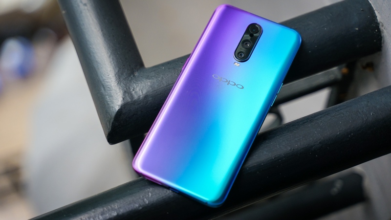 Trên tay nhanh OPPO R17 Pro tại Việt Nam: Chip Snapdragon 710, 3 camera sau, thiết kế ấn tượng