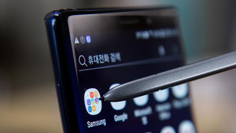 Giới trức trách Hàn Quốc đang bắt giữ và cáo buộc 9 nhân viên Samsung và 2 công ty đã tham gia mua - bán trái phép công nghệ sản xuất màn hình cong cho một đối thủ của Trung Quốc Giới trức trách Hàn Quốc đang bắt giữ và cáo buộc 9 nhân viên Samsung và 2 công ty đã tham gia mua - bán trái phép công nghệ sản xuất màn hình cong cho một đối thủ của Trung Quốc