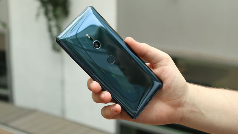 Xperia XZ3 có cảm biến vân tay ở mặt sau hơi khó thao tác