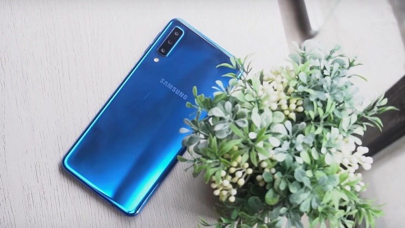 Galaxy A7 (2018) xanh dương được giảm 700.000 đồng thời gian có hạn