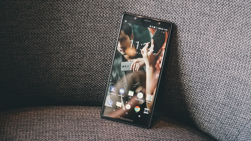TrÃªn tay nhanh BlackBerry Evolve: MÃ n hÃ¬nh trÃ n cáº¡nh, camera kÃ©p, pin 4.000 mAh