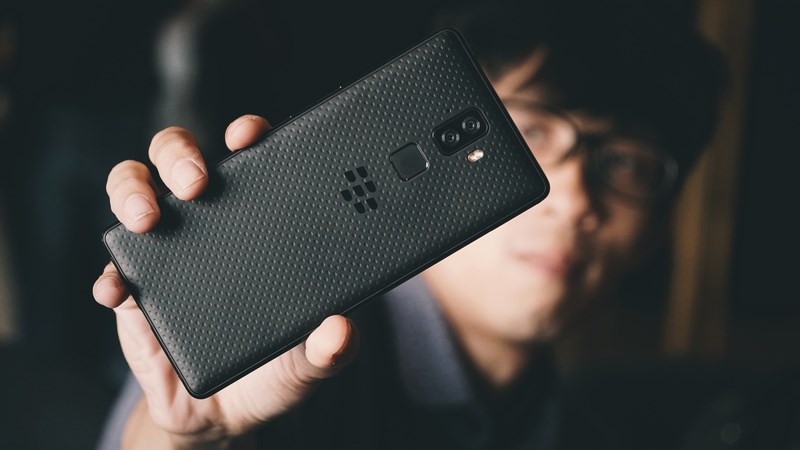 TrÃªn tay nhanh BlackBerry Evolve: MÃ n hÃ¬nh trÃ n cáº¡nh, camera kÃ©p, pin 4.000 mAh