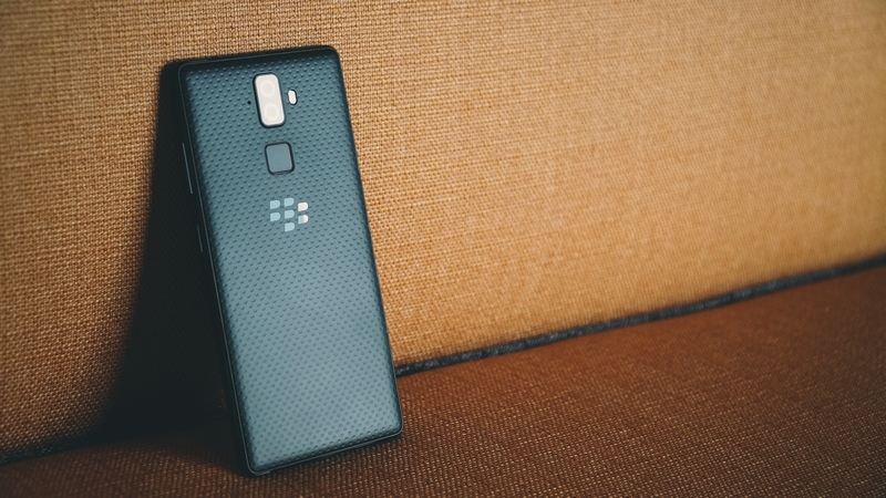 Trên tay nhanh BlackBerry Evolve: Màn hình tràn cạnh, camera kép, pin 4.000 mAh