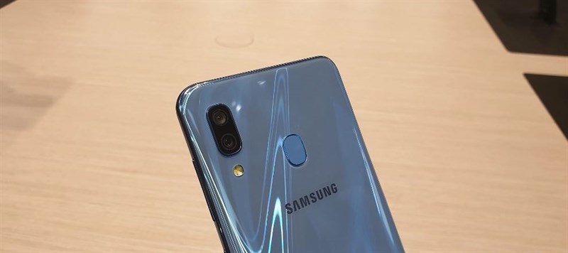 Trên tay Galaxy A30, Galaxy A50 Trên tay Galaxy A30, Galaxy A50