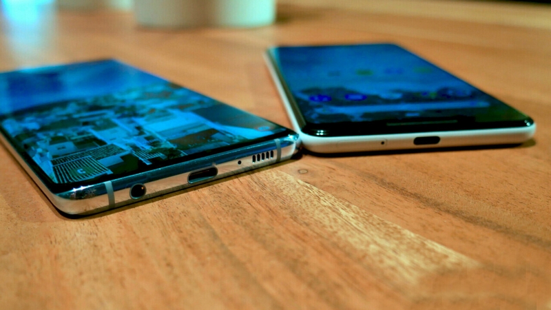 Galaxy S10+ và Google Pixel 3 XL Galaxy S10+ và Google Pixel 3 XL