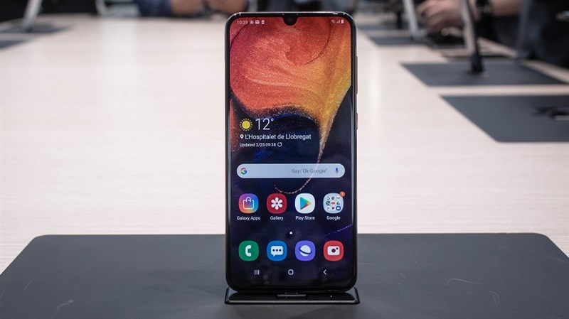 Galaxy A60 lần đầu lộ ảnh: Màn hình Infinity-U, 3 camera mặt sau Galaxy A60 lần đầu lộ ảnh: Màn hình Infinity-U, 3 camera mặt sau
