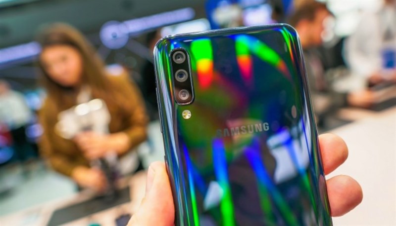 Mặt lưng của Galaxy A50 có thiết kế 3D Glasstic Mặt lưng của Galaxy A50 có thiết kế 3D Glasstic