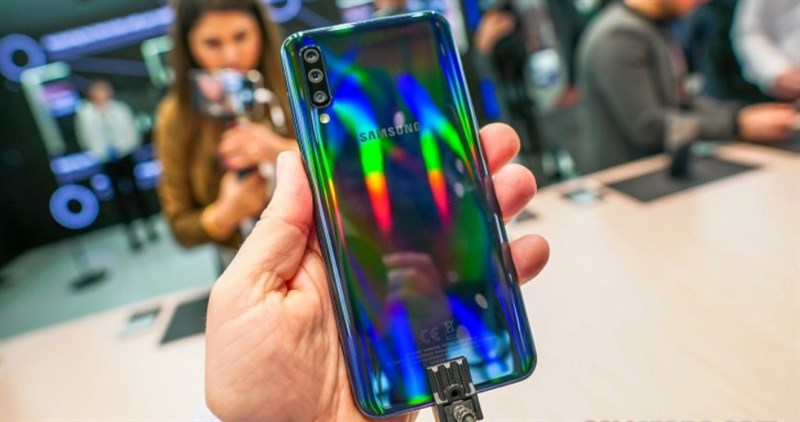 Trên tay Galaxy A50 màu đen Trên tay Galaxy A50 màu đen