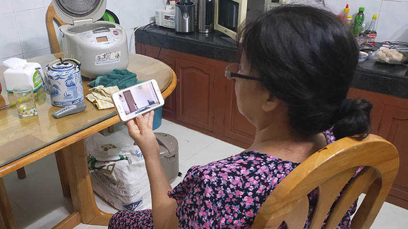 mẹ dùng đồ công nghệ