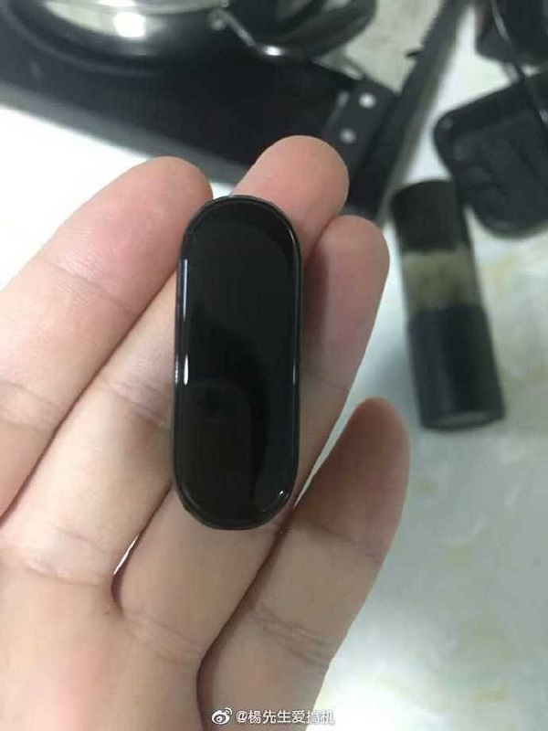 Mi Band 4 xuất hiện ngoài đời thực với màn hình màu Mi Band 4 xuất hiện ngoài đời thực với màn hình màu