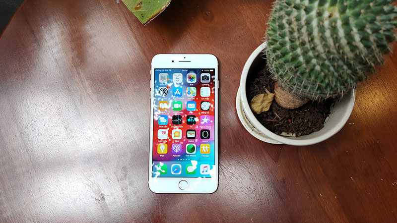 Thiết kế hơi lỗi thời của iPhone 8 Plus