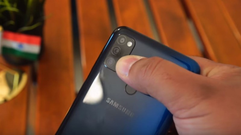 Samsung Galaxy M30s bất ngờ xuất hiện trên tay người dùng, phát hiện 1 cảm biến lạ