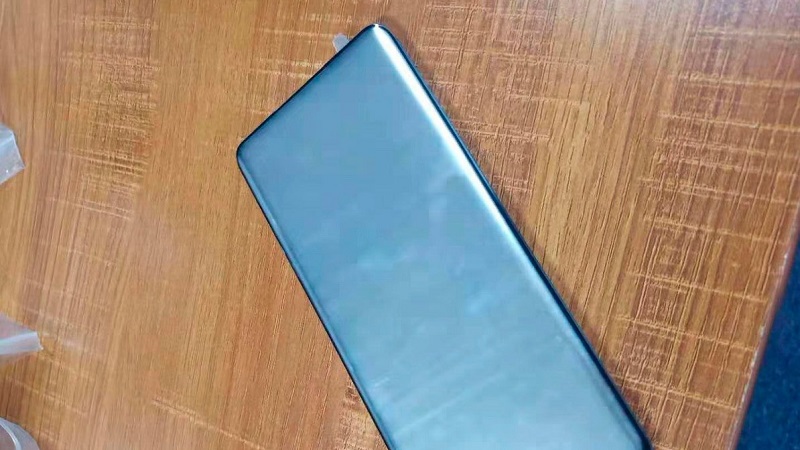 Kính cường lực của Mi MIX 4 cho thấy máy không có notch, không lỗ bấm