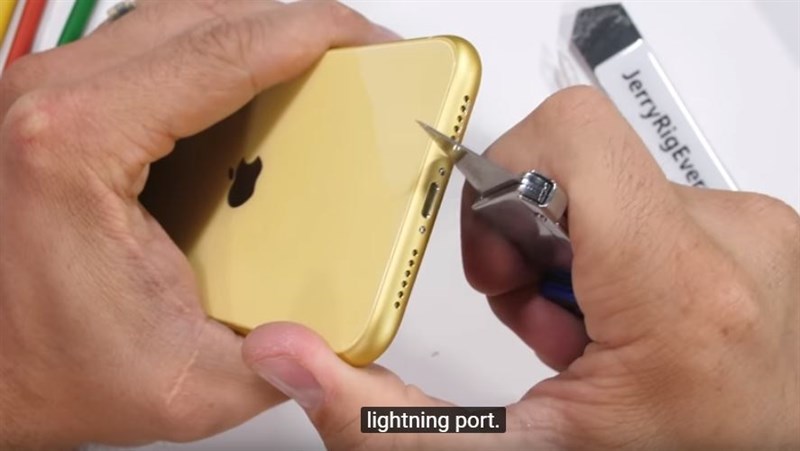 Thử nghiệm độ bền iPhone 11: Cào xước, nung nóng và bẻ cong