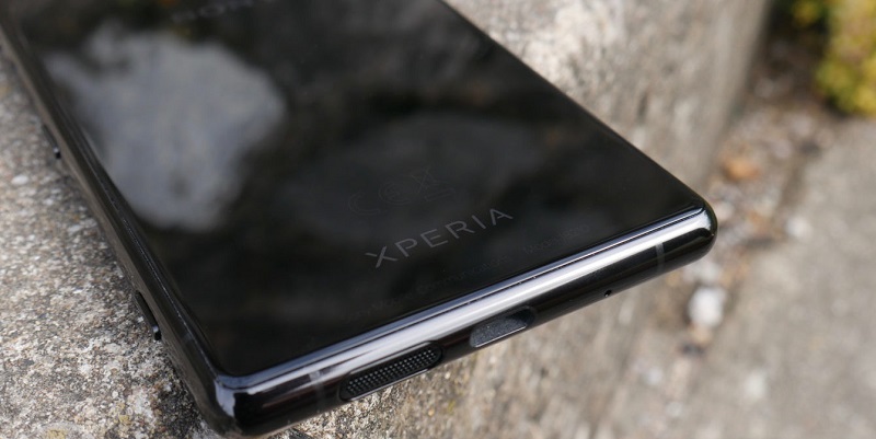 Đáy máy của Xperia 5 là cổng USB-C và loa ngoài Đáy máy của Xperia 5 là cổng USB-C và loa ngoài