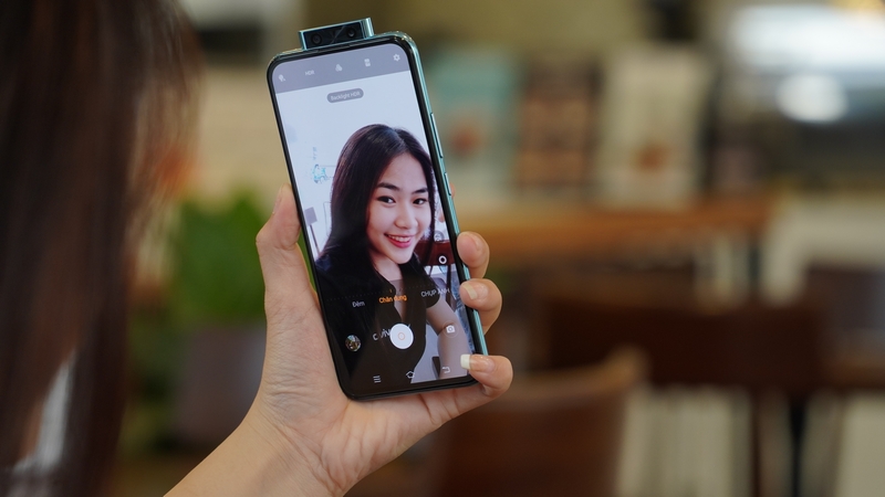 Mặt trước cũng gây chú ý không kém với thiết kế toàn màn hình và camera selfie pop-up Mặt trước cũng gây chú ý không kém với thiết kế toàn màn hình và camera selfie pop-up