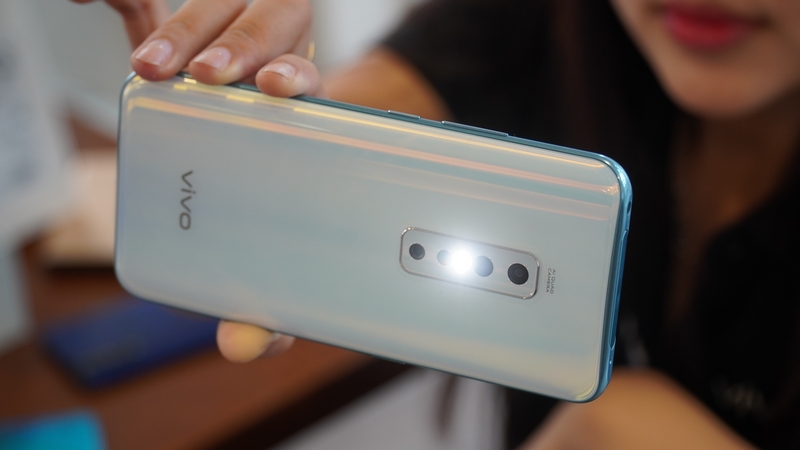 Mặt sau của Vivo V17 Pro nổi bật với cụm 4 camera và đèn LED flash xếp dọc Mặt sau của Vivo V17 Pro nổi bật với cụm 4 camera và đèn LED flash xếp dọc