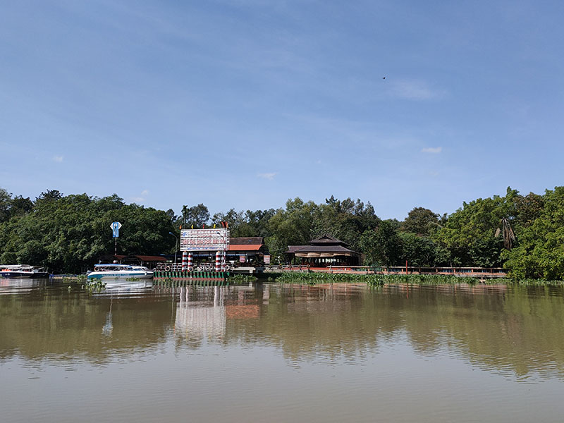 Bến tàu trên sông. Bến tàu trên sông.