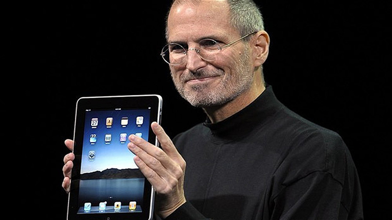 Steve Jobs giới thiệu chiếc iPad đầu tiên Steve Jobs giới thiệu chiếc iPad đầu tiên