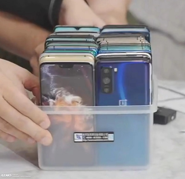 Smartphone cấu hình khủng, giá rẻ OnePlus 8 Lite lộ ảnh render mới với 3 camera mặt sau, vân tay dưới màn hình Smartphone cấu hình khủng, giá rẻ OnePlus 8 Lite lộ ảnh render mới với 3 camera mặt sau, vân tay dưới màn hình