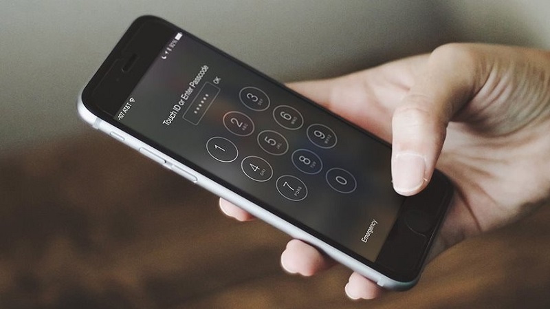 FBI yêu cầu Apple trợ giúp mở khóa hai chiếc iPhone của kẻ thực hiện vụ xả súng