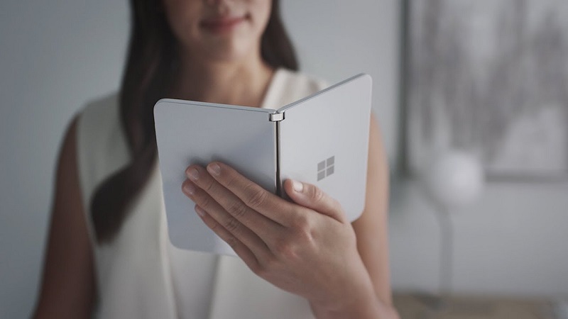 Smartphone màn hình gập Microsoft Surface Duo bắt đầu xuất hiện ngoài thực tế, ngày bán ra thị trường chắc không còn xa