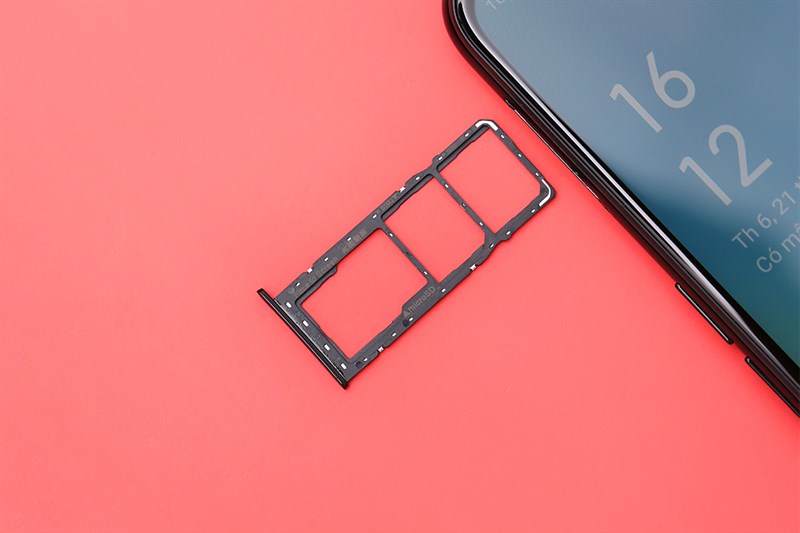 OPPO A31 có 3 khe cắm thẻ: 2 SIM + 1 thẻ nhớ microSD OPPO A31 có 3 khe cắm thẻ: 2 SIM + 1 thẻ nhớ microSD