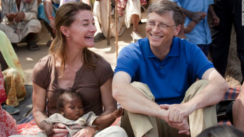 Bill Gates và vợ trong một lần làm từ thiện Bill Gates và vợ trong một lần làm từ thiện