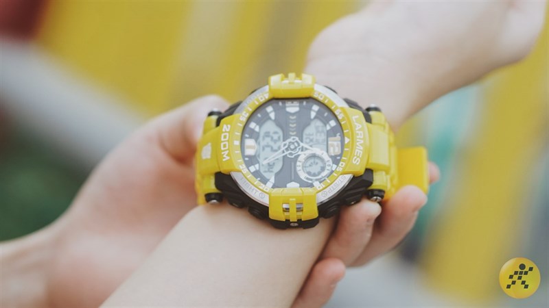 Trên tay đồng hồ Larmes Megatron & Bumble Bee