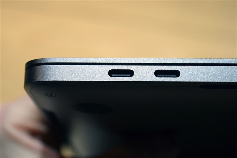Đặc biệt, laptop nào mà có cổng kết nối này thì sẽ luôn luôn có 2 cổng Thunderbolt và cổng nào cũng sở hữu chức năng như nhau. Đặc biệt, laptop nào mà có cổng kết nối này thì sẽ luôn luôn có 2 cổng Thunderbolt và cổng nào cũng sở hữu chức năng như nhau.