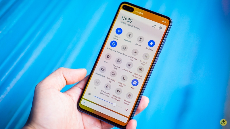 Huawei P40 có thiết kế màn hình đục lỗ hình viên thuốc