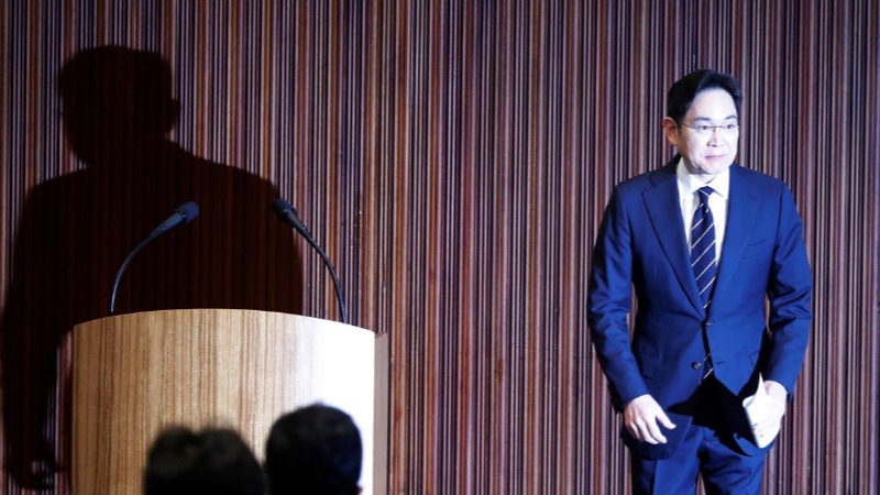 Thái Tử Samsung Lee Jae-yong cuối đầu xin lỗi tại cuộc họp báo ở Seoul, và tuyên bố không truyền ngôi lại cho con của ông Thái Tử Samsung Lee Jae-yong cuối đầu xin lỗi tại cuộc họp báo ở Seoul, và tuyên bố không truyền ngôi lại cho con của ông
