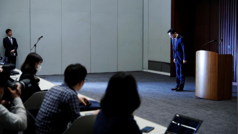 Thái Tử Samsung Lee Jae-yong cuối đầu xin lỗi tại cuộc họp báo ở Seoul, và tuyên bố không truyền ngôi lại cho con của ông Thái Tử Samsung Lee Jae-yong cuối đầu xin lỗi tại cuộc họp báo ở Seoul, và tuyên bố không truyền ngôi lại cho con của ông
