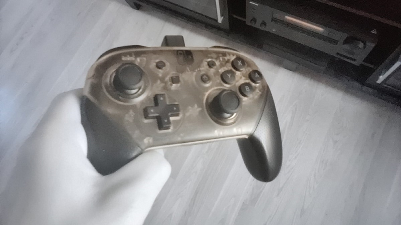 OnePlus 8 Pro có thể nhìn xuyên qua tay cầm chơi game Nintendo Switch Pro Controler.