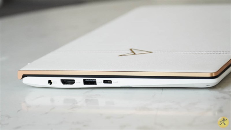 Cạnh trái máy Cạnh trái máy